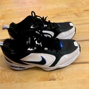 Nike Air Monarch IV Shoe